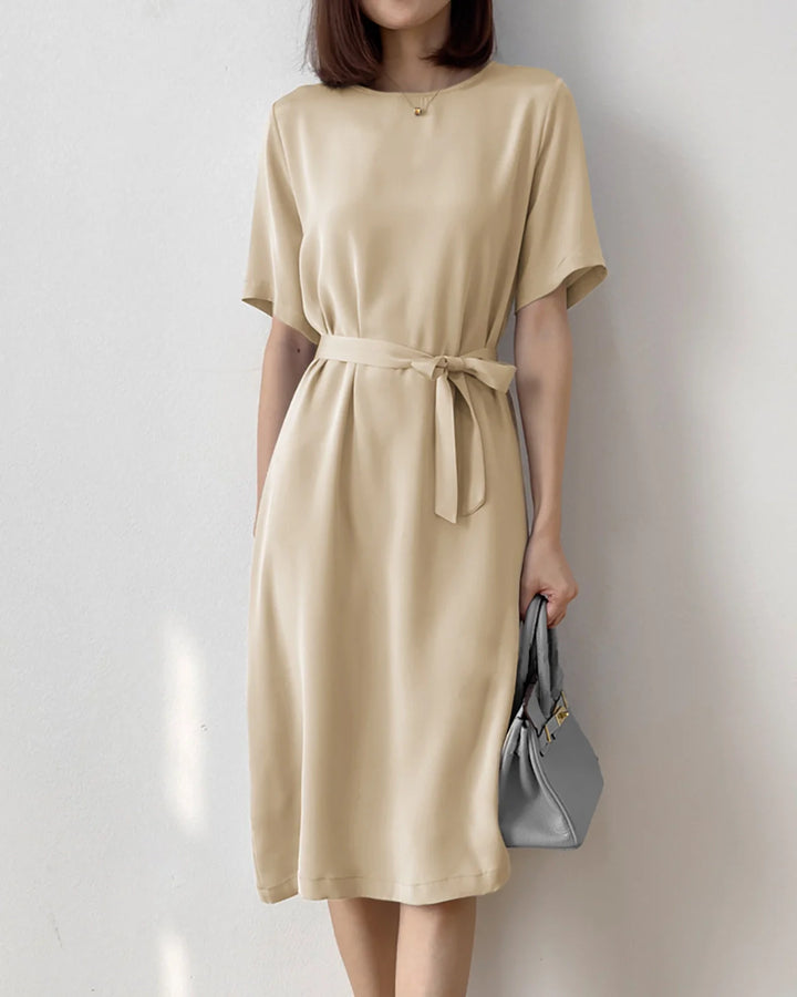 Lyka | Satiniertes Midikleid mit Taillengürtel für Frauen