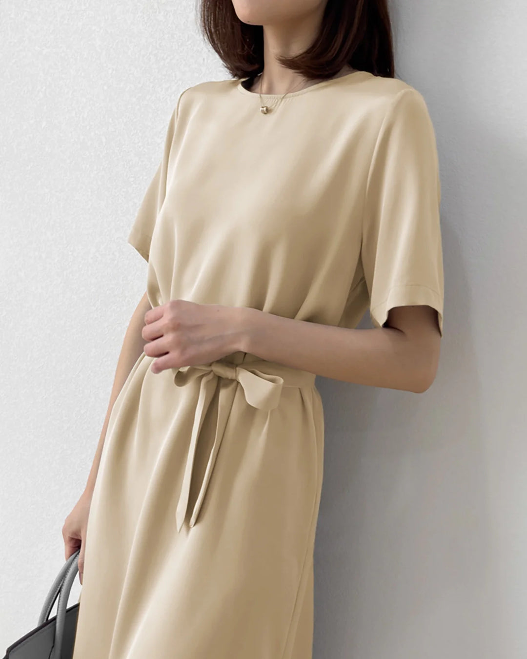 Lyka | Satiniertes Midikleid mit Taillengürtel für Frauen