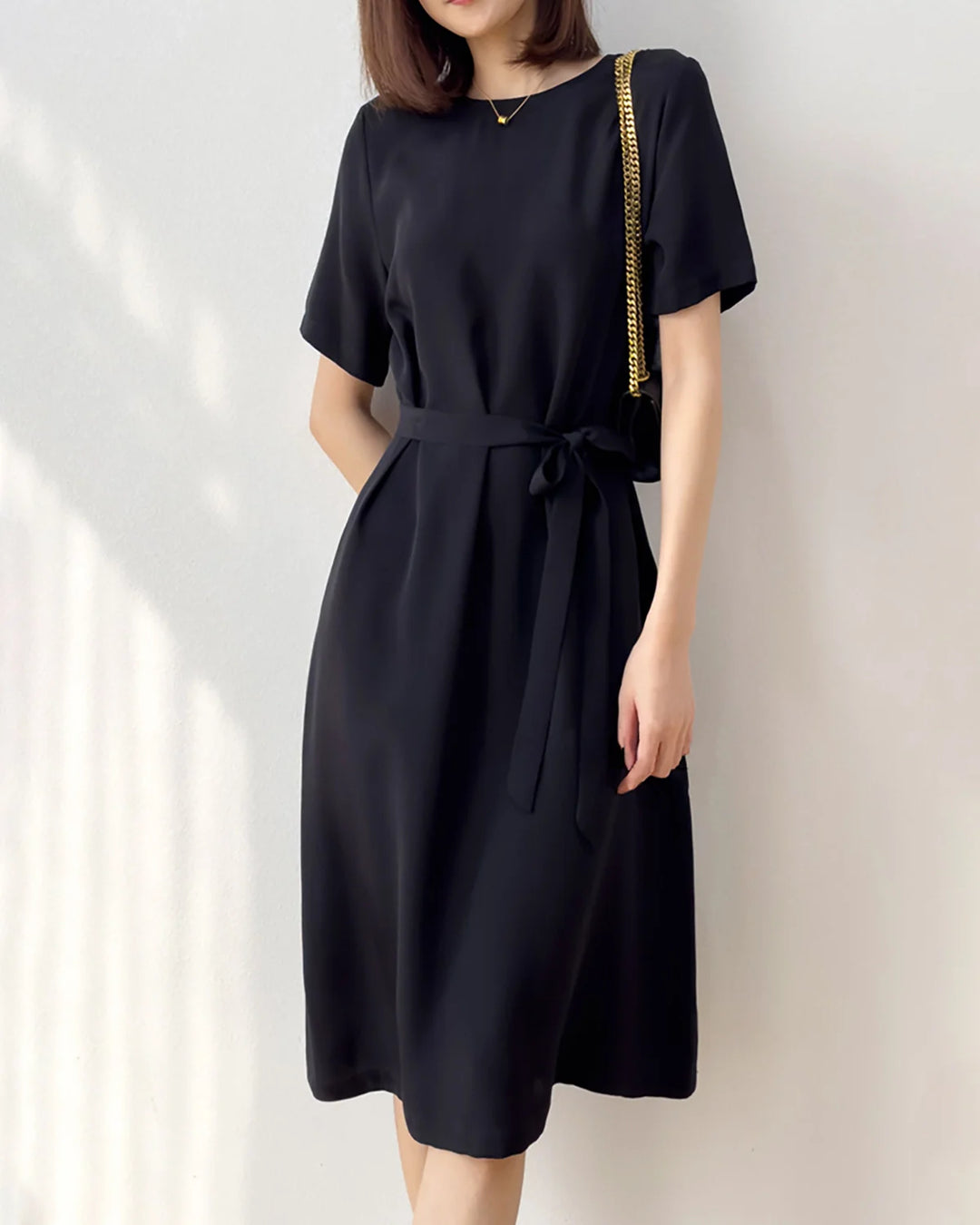 Lyka | Satiniertes Midikleid mit Taillengürtel für Frauen