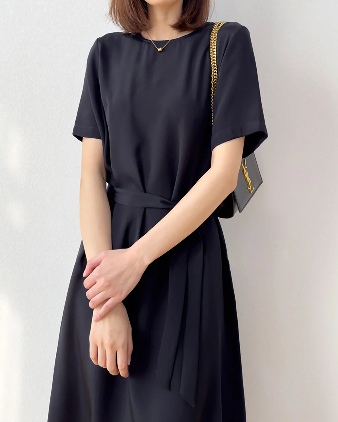 Lyka | Satiniertes Midikleid mit Taillengürtel für Frauen