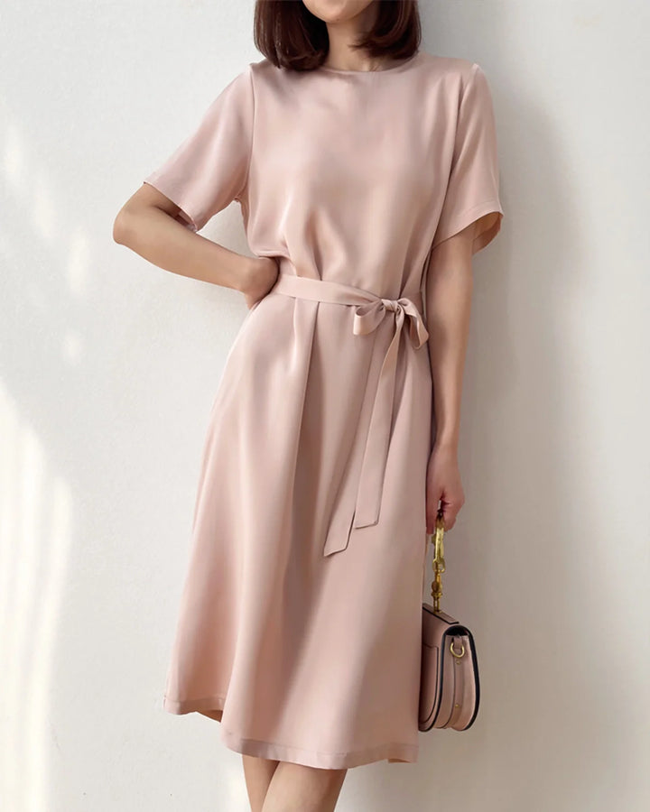 Lyka | Satiniertes Midikleid mit Taillengürtel für Frauen