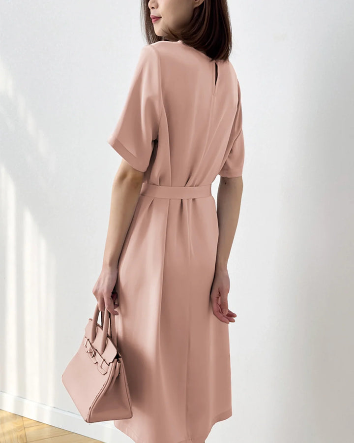 Lyka | Satiniertes Midikleid mit Taillengürtel für Frauen