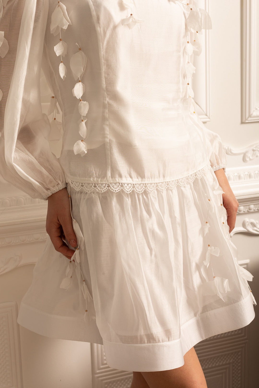 Seraphina | Weißes Minikleid mit Stehkragen und Blütenapplikationen für Frauen
