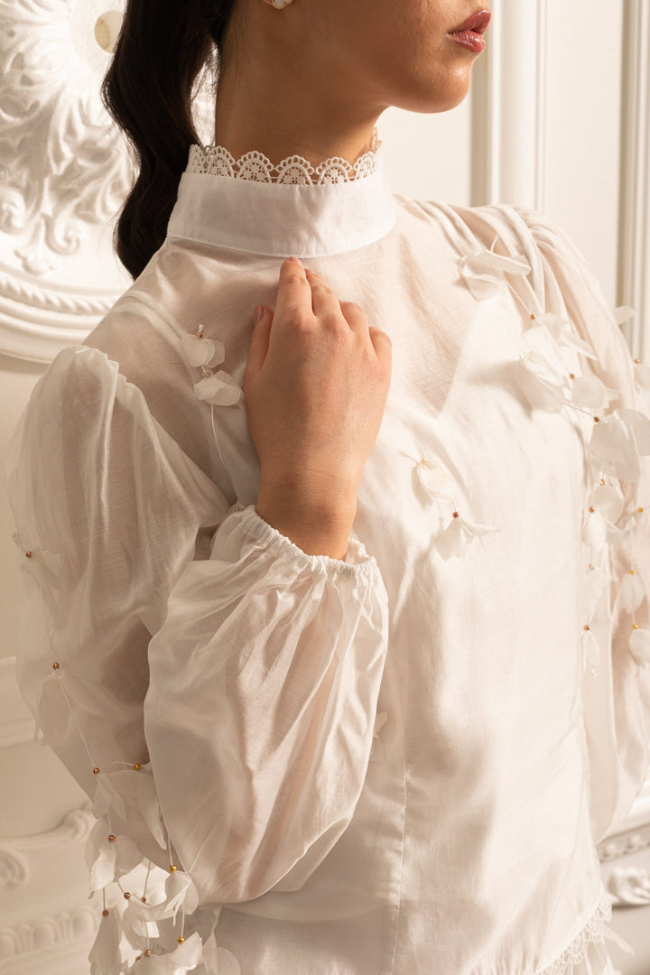 Seraphina | Weißes Minikleid mit Stehkragen und Blütenapplikationen für Frauen