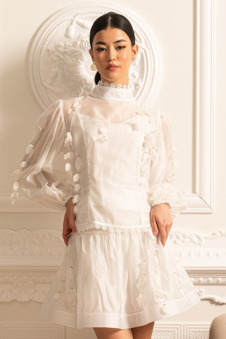 Seraphina | Weißes Minikleid mit Stehkragen und Blütenapplikationen für Frauen