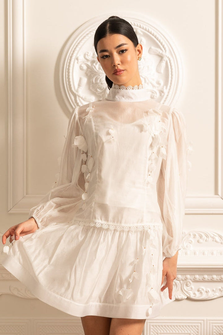 Seraphina | Weißes Minikleid mit Stehkragen und Blütenapplikationen für Frauen