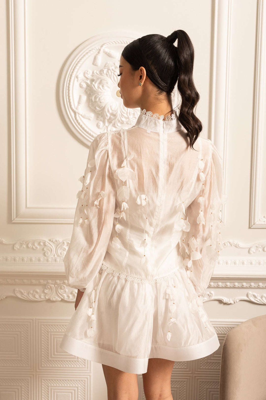 Seraphina | Weißes Minikleid mit Stehkragen und Blütenapplikationen für Frauen